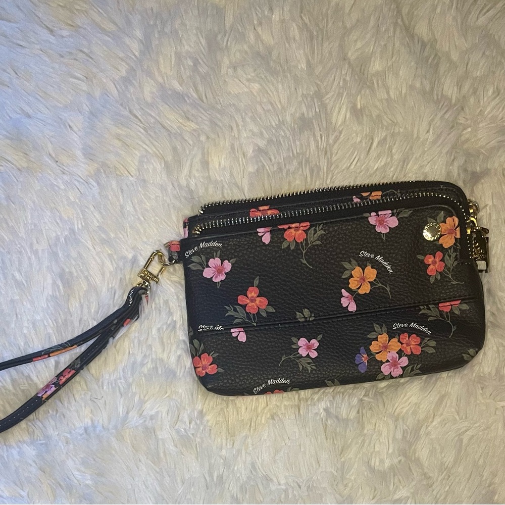 Steve Madden wristlet